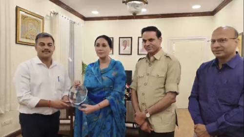 उप मुख्यमंत्री दिया कुमारी को वीमन टूरिज्म मिनिस्टर ऑफ द ईयर अवॉर्ड की सौंपी ट्रॉफी